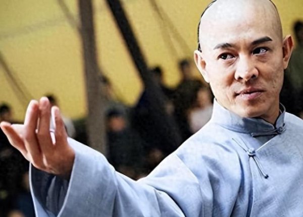 盈鑫惠 看61岁李连杰与利智合照，岁月催老让人认不出